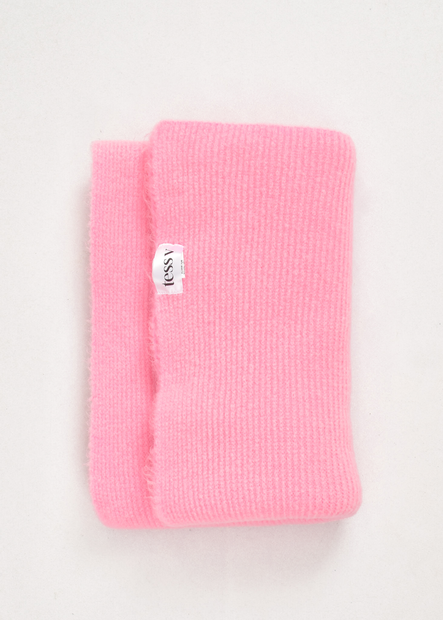 Tess v sjaal roze