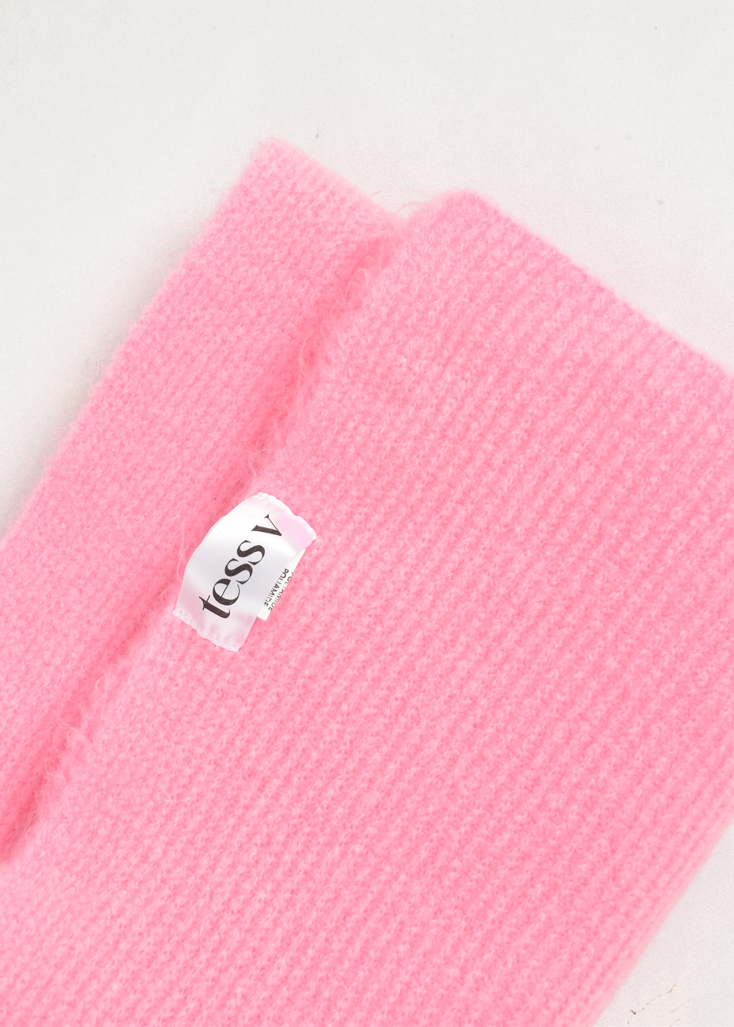 Tess v sjaal roze