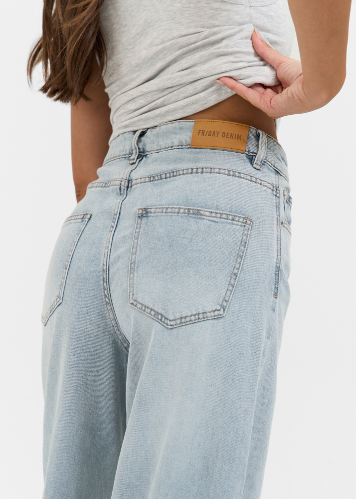 Wide leg stretch lightweight jeans