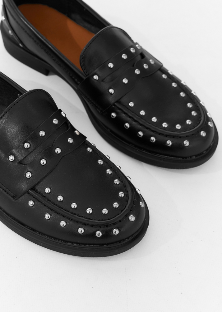 Vera loafer met studs zwart