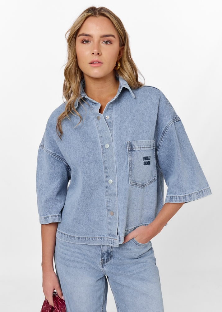 DRYKORN Danu cropped blouse van linnen met borstzak • Gebroken wit • de DRYKORN Danu cropped blouse van linnen met borstzak • Gebroken wit • de