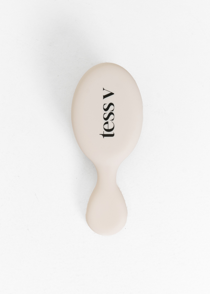 Tess v mini borstel