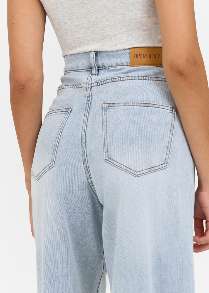 Wide leg stretch lightweight jeans