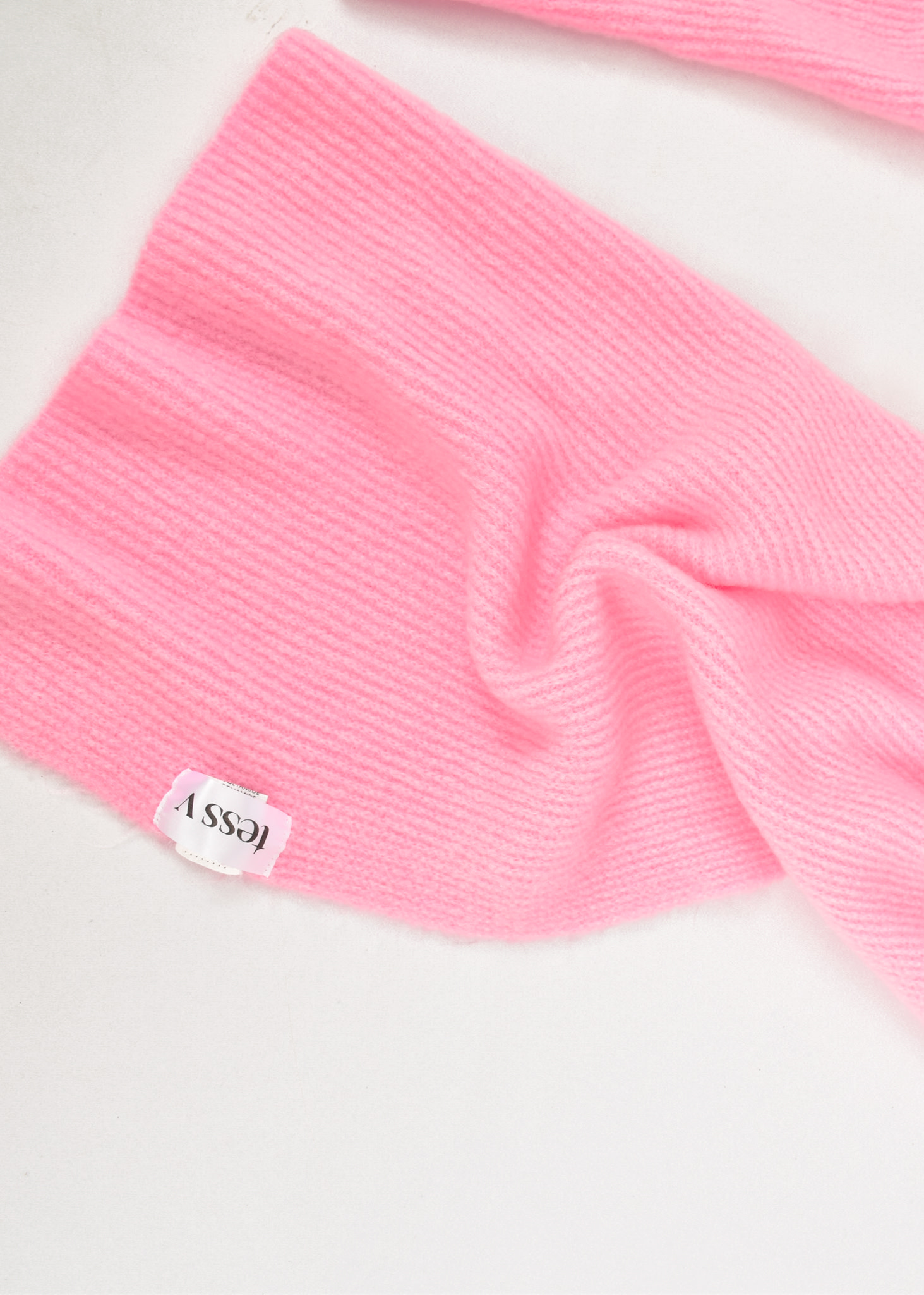 Tess v sjaal roze