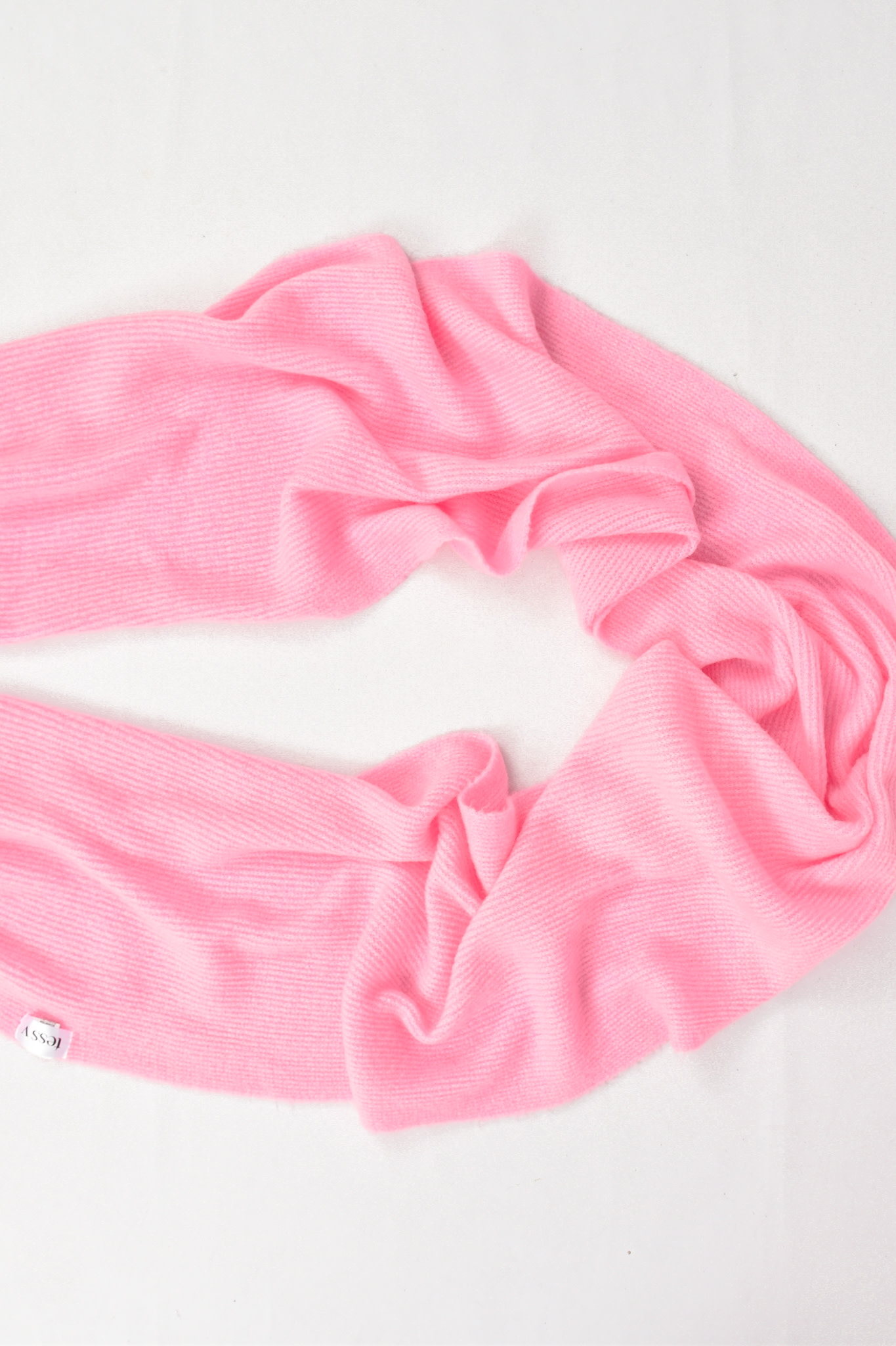 Tess v sjaal roze