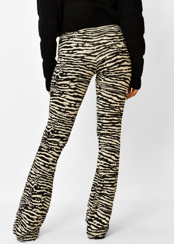 Lies flared zebra